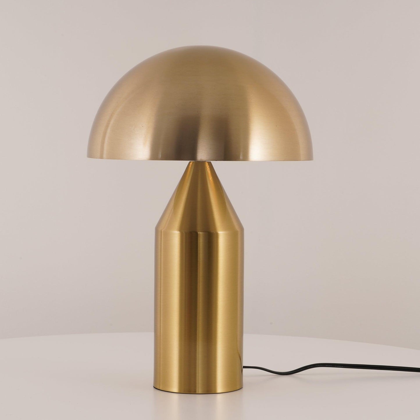 LunaForm – Iconische Metalen Tafellamp voor Luxe Interieur