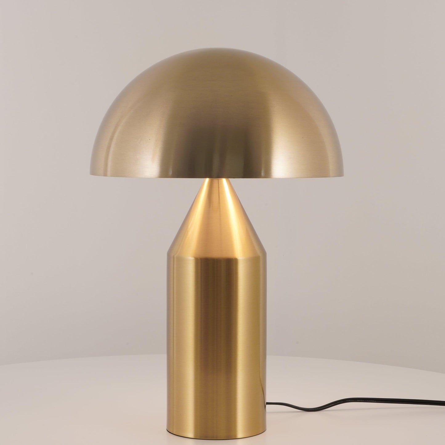 LunaForm – Iconische Metalen Tafellamp voor Luxe Interieur