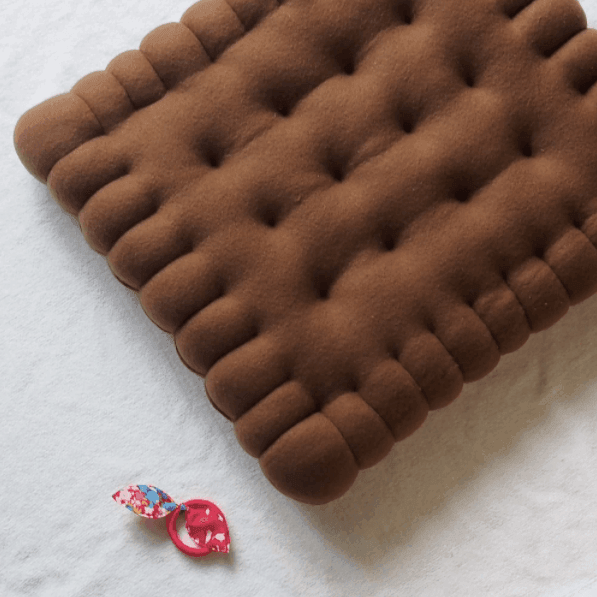 BiscuitLux - Luxe Kussen met Speels Biscuitontwerp voor Comfort en Stijl