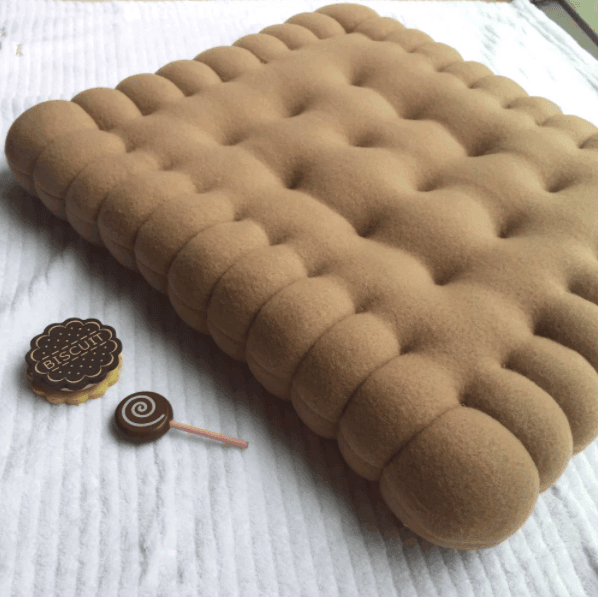 BiscuitLux - Luxe Kussen met Speels Biscuitontwerp voor Comfort en Stijl