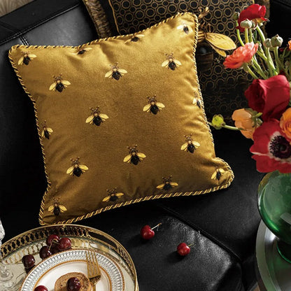 GoldenBee – Luxe Retro Gouden Kussenhoes met Europese Kunststijl en Bijenprint